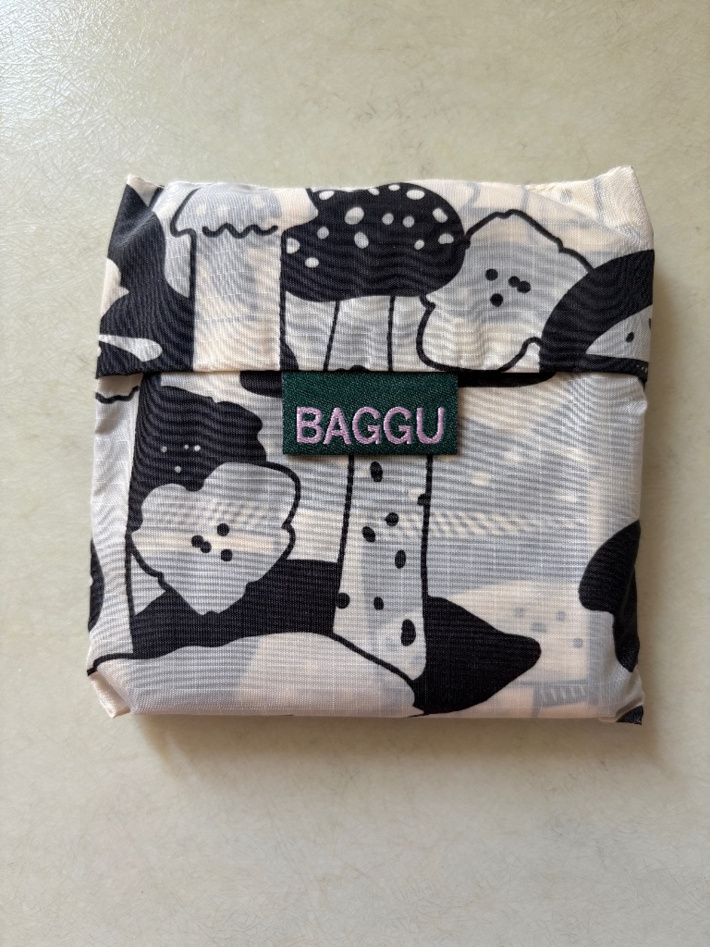 RARE MUSHROOM STANDARD BAGGU NEVER USED WITHOUT TAGS